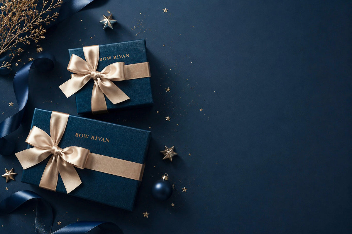 紺色のボックスとゴールドのリボンで包んだBOW RIVANのクリスマスギフト